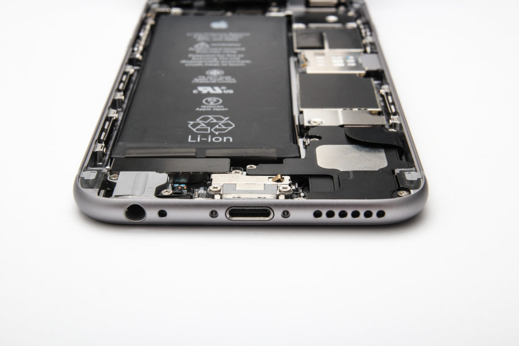iPhone 6S со снятым дисплеем