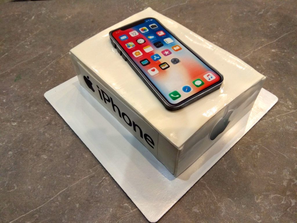 Торт в виде iPhone X