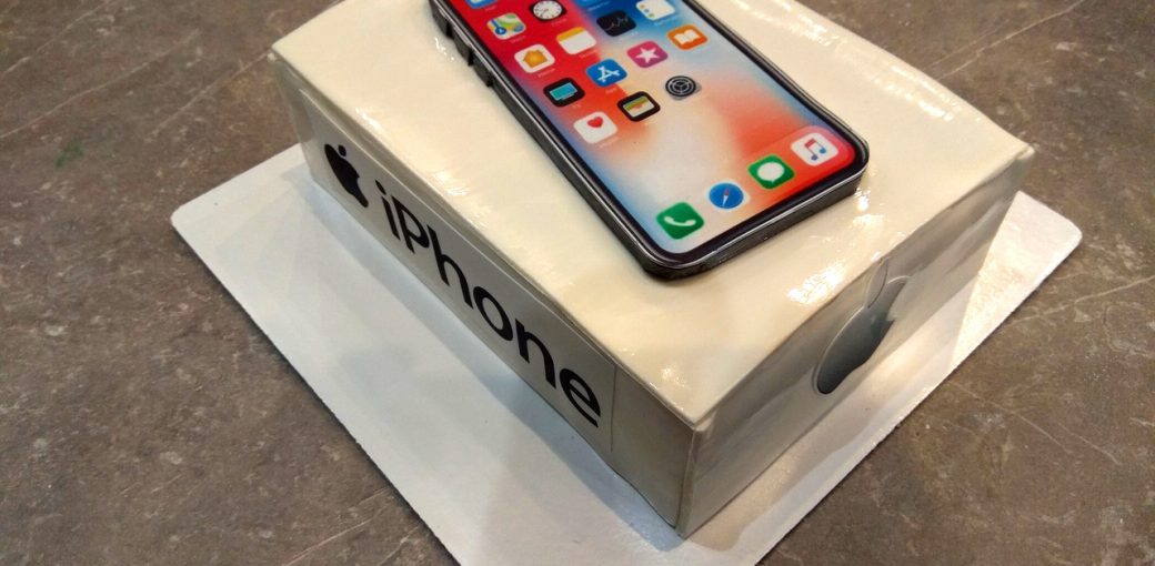 Торт в виде iPhone X