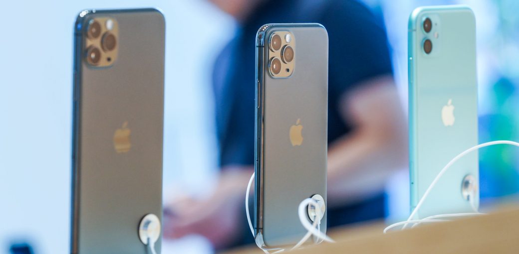 iPhone 11 Pro Max, iPhone 11 Pro и iPhone 11 на стенде Apple