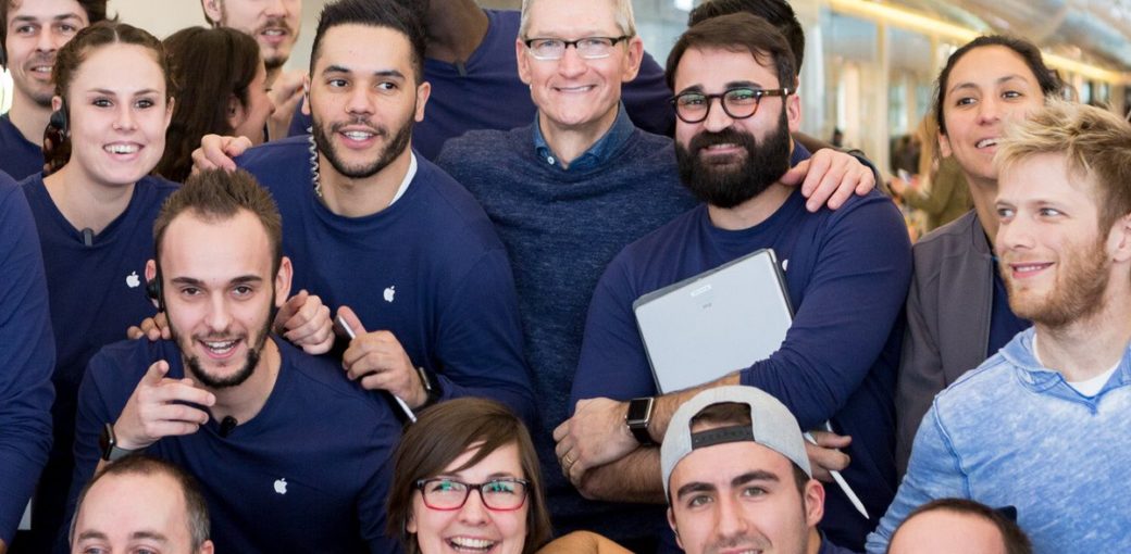 Тим Кук и сотрудники Apple