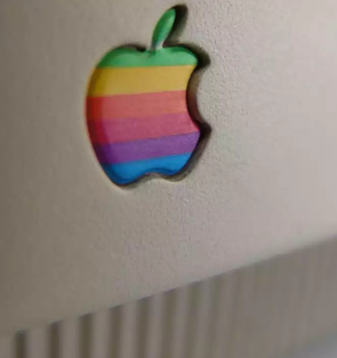 Один из старых логотипов Apple