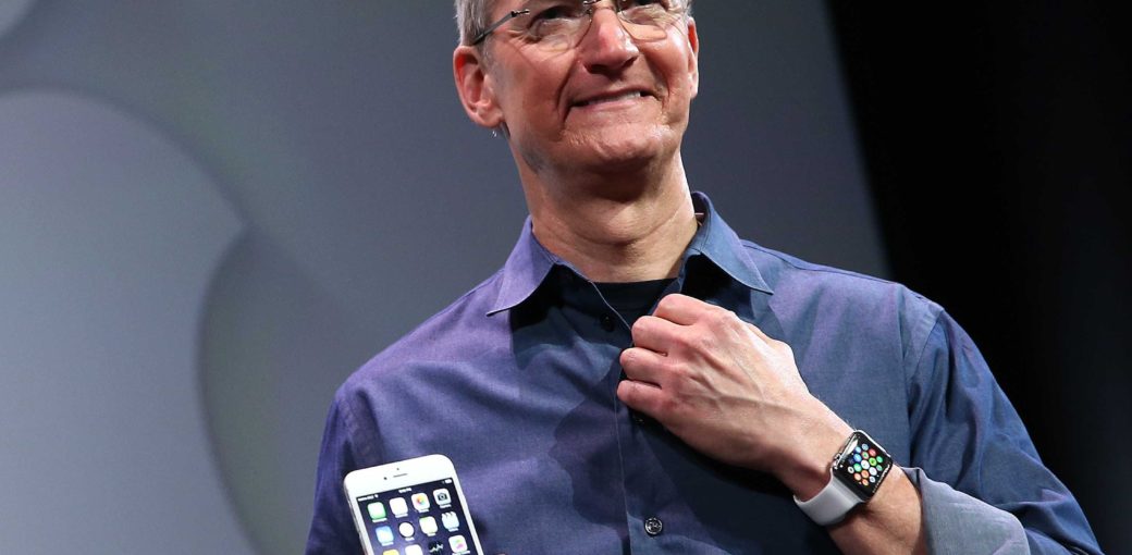 Тим Кук с iPhone и Apple Watch