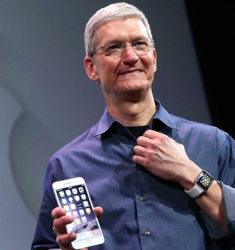 Тим Кук с iPhone и Apple Watch
